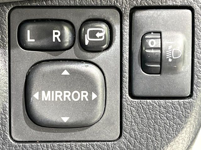 �y�d���i�[�~���[�z�T�C�h�~���[�͓d���i�[���ƂȂ��Ă���A�������ԏ�ł��L�Y�������X�N��}�����܂��B