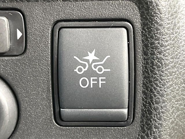 【エマージェンシーブレーキ】走行中に前方の車両等を認識し、衝突しそうな時は警報とブレーキで衝突回避と被害軽減をアシスト。より安全にドライブをお楽しみいただけます。