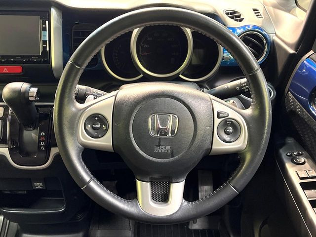 �y�����v�����X�e�A�����O�z�㎿�Ȋv���g�p���邱�ƂŁA��ɂ����������݂ƂĂ��^�]���₷���n���h���ł���