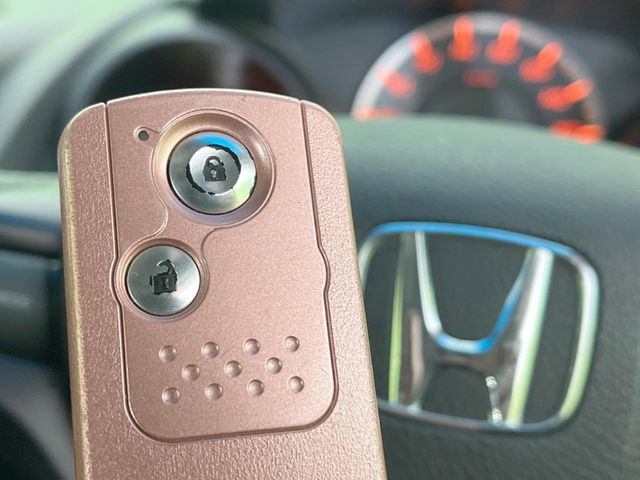 �yHonda�X�}�[�g�L�[�z�J�o����|�P�b�g�ɓ��ꂽ�܂܂ł��h�A�̎{���E�������\�ȃX�}�[�g�L�[�𑕔��B�G���W���̃I���E�I�t�����J�M�����o���K�v����������Ƃ��Ă��֗��ł���