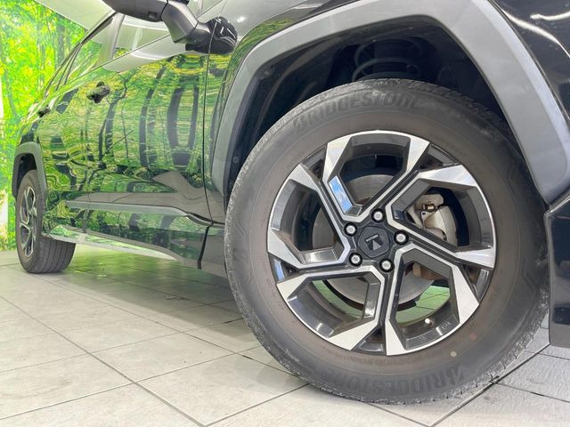 【純正オプション17インチアルミホイール】純正オプションホイールを装着。走行性能の向上に加え、外観もよりスタイリッシュになっています。