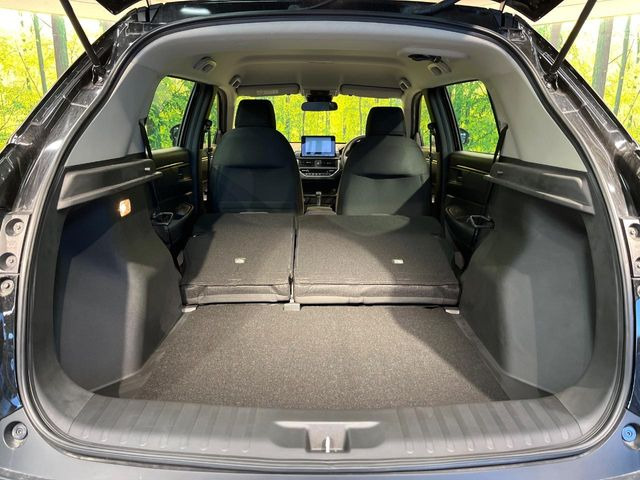 ���i�̂���������ʋ΁A���}���ɏ\���ȉ׎��X�y�[�X���m�ۂ��Ă���܂��B�Z�J���h�V�[�g��|���ƁA�傫�ȉו��̐ύڂ��\�ł���