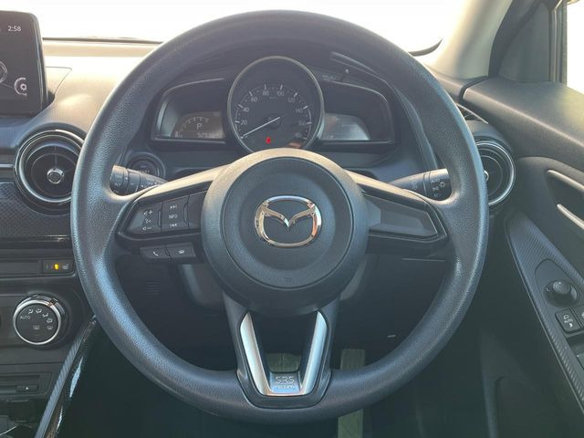 �C���e���A�ɍ��킹���f�U�C���̃X�e�A�����O�́A�^�]�������̂��Ƃ��l���A�^�]���₷���`��A�傫���ł��B�����x�A���ۂɐG���Ă��m���߂��������B