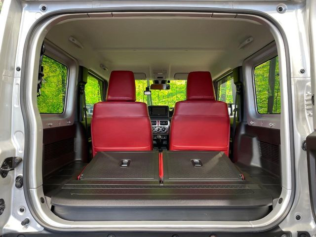 ���i�̂���������ʋ΁A���}���ɏ\���ȉ׎��X�y�[�X���m�ۂ��Ă���܂��B�Z�J���h�V�[�g��|���ƁA�傫�ȉו��̐ύڂ��\�ł���