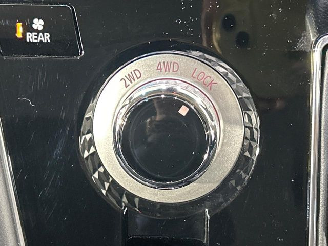 �y�h���C�u���[�h�Z���N�^�[�z�_�C������ŊȒP�Ƀ��[�h�ؑւ��\���R��d����2WD���[�h����A�ᓹ��{�i�I�ȃI�t���[�h�ł������4WD LOCK���[�h�܂ŁA���L���g�����ɑΉ����Ă��܂��B