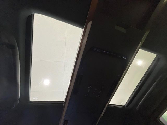 【左右独立ムーンルーフ】2列目左右席にそれぞれ配置されたガラスルーフ!日差しに合わせて片側だけシェードを閉めることも可能です!
