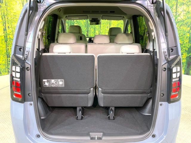 ���i�̂���������ʋ΁A���}���ɏ\���ȉ׎��X�y�[�X���m�ۂ��Ă���܂��B�Z�J���h�V�[�g��|���ƁA�傫�ȉו��̐ύڂ��\�ł���