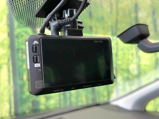 【ドライブレコーダー】安心・安全なカーライフに必須のドライブレコーダーを装備!走行中はもちろん、あおり運転や事故に遭遇した際の状況も映像で記録し、万一のリスクに備えます。