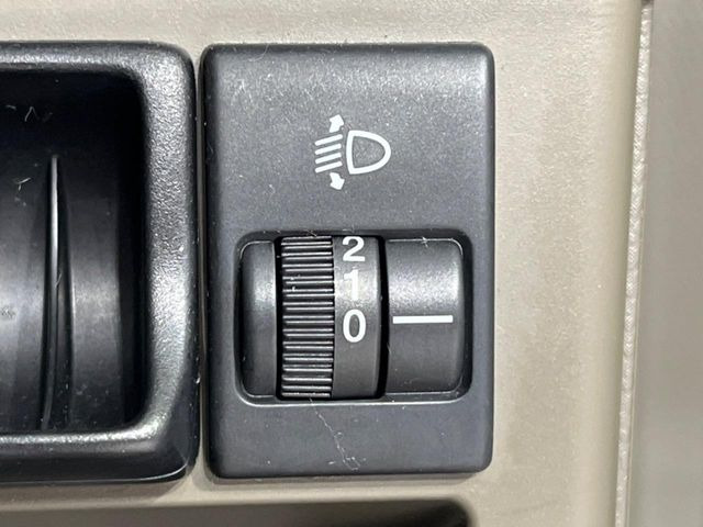 �y�w�b�h���C�g���x���C�U�[�z��ȏ�Ԏ���ו����ڎ��ł��A�_�C��������ŊȒP�Ƀw�b�h���C�g�̏Ǝˊp�x�𒲐��\�B�Ό��Ԃւ�ῂ����h�~�Ɍ��ʓI�ŁA���S�������߂Ă���܂��B�铹�̈��S�����O�b�ƃA�b�v��