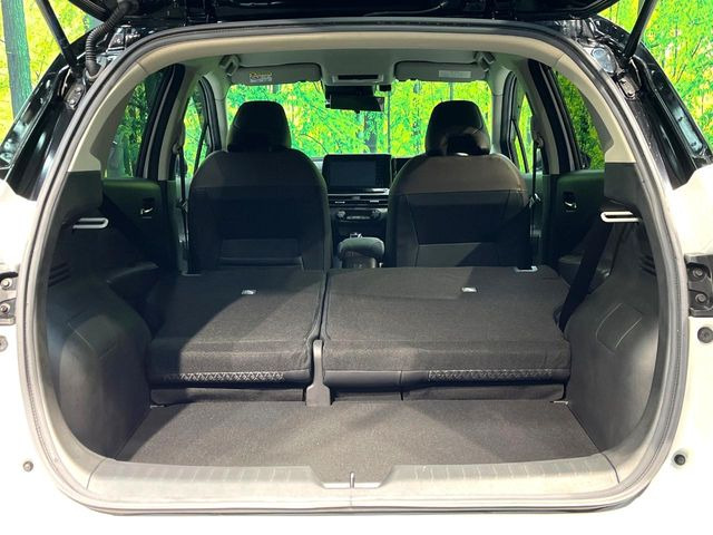 ���i�̂���������ʋ΁A���}���ɏ\���ȉ׎��X�y�[�X���m�ۂ��Ă���܂��B�Z�J���h�V�[�g��|���ƁA�傫�ȉו��̐ύڂ��\�ł���