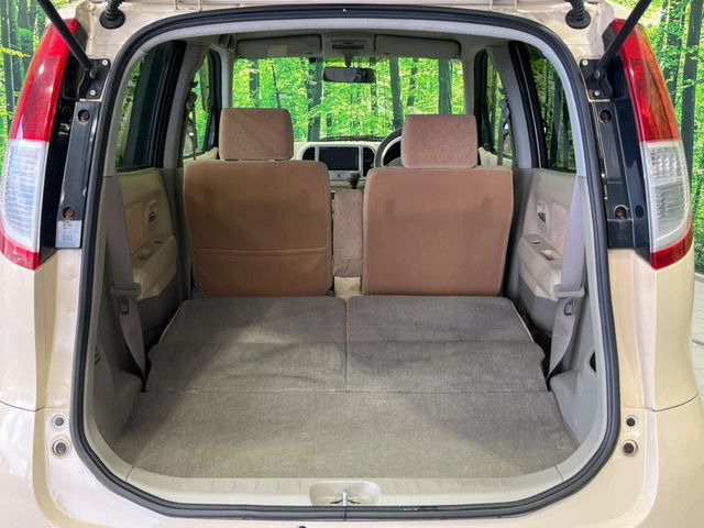 ���i�̂���������ʋ΁A���}���ɏ\���ȉ׎��X�y�[�X���m�ۂ��Ă���܂��B�Z�J���h�V�[�g��|���ƁA�傫�ȉו��̐ύڂ��\�ł���