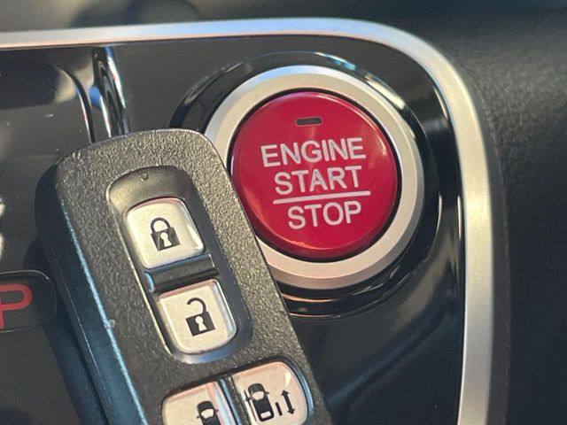 �yHonda�X�}�[�g�L�[�z�J�o����|�P�b�g�ɓ��ꂽ�܂܂ł��h�A�̎{���E�������\�ȃX�}�[�g�L�[�𑕔��B�G���W���̃I���E�I�t�����J�M�����o���K�v����������Ƃ��Ă��֗��ł���