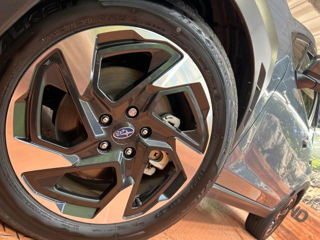 �y����18�C���`�A���~�z�C�[���z�O�ςɃ}�b�`���������A���~�z�C�[���𑕒����Ă���܂��B�e��ЊO�A���~�z�C�[����A�X�^�b�h���X�^�C�����戵�����Ă���܂��B���񂲑��k����������