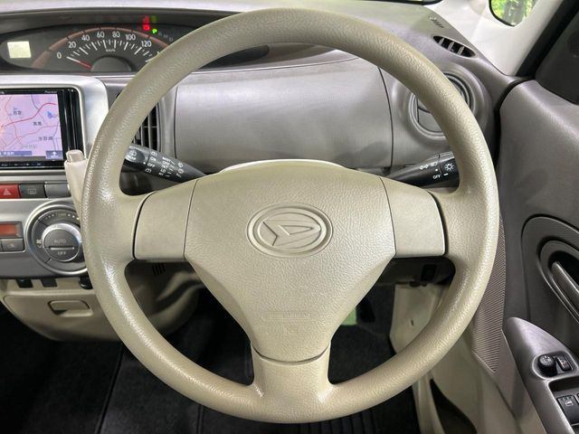 �C���e���A�ɍ��킹���f�U�C���̃X�e�A�����O�́A�^�]�������̂��Ƃ��l���A�^�]���₷���`��A�傫���ł��B�����x�A���ۂɐG���Ă��m���߂��������B