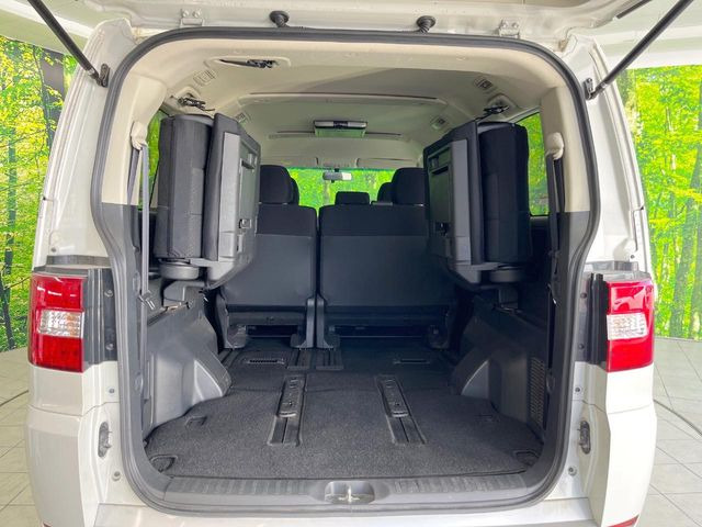 ���i�̂���������ʋ΁A���}���ɏ\���ȉ׎��X�y�[�X���m�ۂ��Ă���܂��B�Z�J���h�V�[�g��|���ƁA�傫�ȉו��̐ύڂ��\�ł���