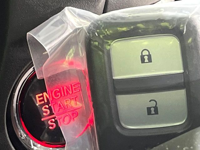 �yHonda�X�}�[�g�L�[�z�J�o����|�P�b�g�ɓ��ꂽ�܂܂ł��h�A�̎{���E�������\�ȃX�}�[�g�L�[�𑕔��B�G���W���̃I���E�I�t�����J�M�����o���K�v����������Ƃ��Ă��֗��ł���