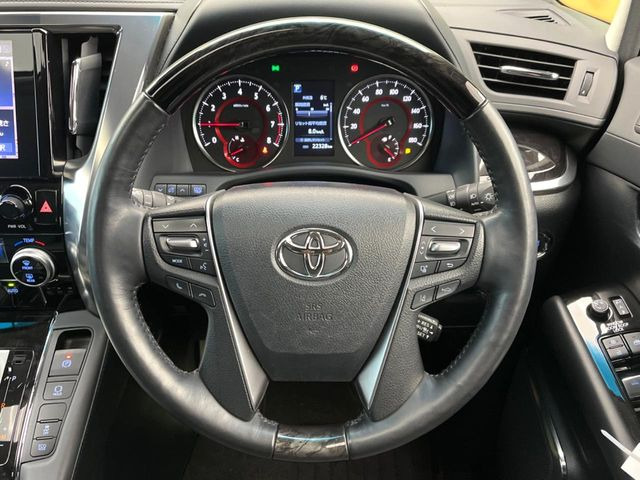 インテリアに合わせたデザインのステアリングは、運転される方のことも考え、運転しやすい形状、大きさです。是非一度、実際に触ってお確かめください。