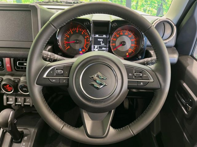 �C���e���A�ɍ��킹���f�U�C���̃X�e�A�����O�́A�^�]�������̂��Ƃ��l���A�^�]���₷���`��A�傫���ł��B�����x�A���ۂɐG���Ă��m���߂��������B