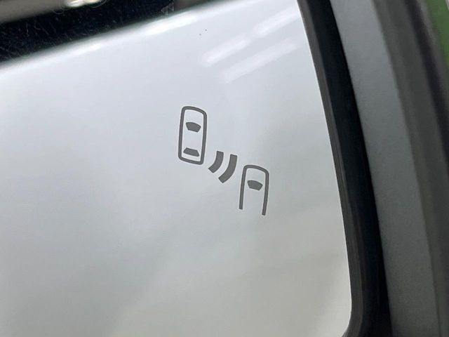 【ブラインドスポットモニター】走行中、ドアミラーの死角になりやすい箇所に後続車が接近するとサイドミラーのレンズに警告を表示!ドライバーに注意喚起をしてくれます。