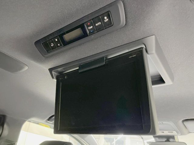 【後席モニター】家族や友人とお出かけする機会が多い方に大人気の後席モニターを装備!見やすい位置に画面がありテレビやDVDの視聴も快適!友達もお子様も、後席にしか乗らなくなるかも??