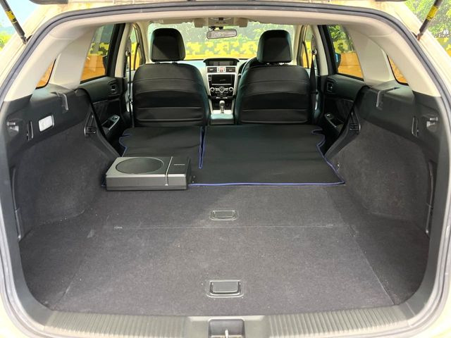 ���i�̂���������ʋ΁A���}���ɏ\���ȉ׎��X�y�[�X���m�ۂ��Ă���܂��B�Z�J���h�V�[�g��|���ƁA�傫�ȉו��̐ύڂ��\�ł���