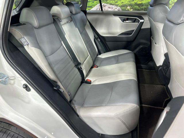 後部座席も気になるようなキズ・汚れやへたり等、大きなダメージはなく、良好な状態です。