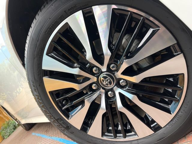 【純正18インチアルミホイール】外観にマッチした純正アルミホイールを装着しております。各種社外アルミホイールや、スタッドレスタイヤも取扱いしております。是非ご相談ください♪