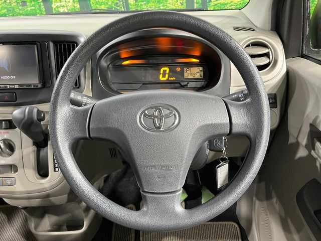 �C���e���A�ɍ��킹���f�U�C���̃X�e�A�����O�́A�^�]�������̂��Ƃ��l���A�^�]���₷���`��A�傫���ł��B�����x�A���ۂɐG���Ă��m���߂��������B