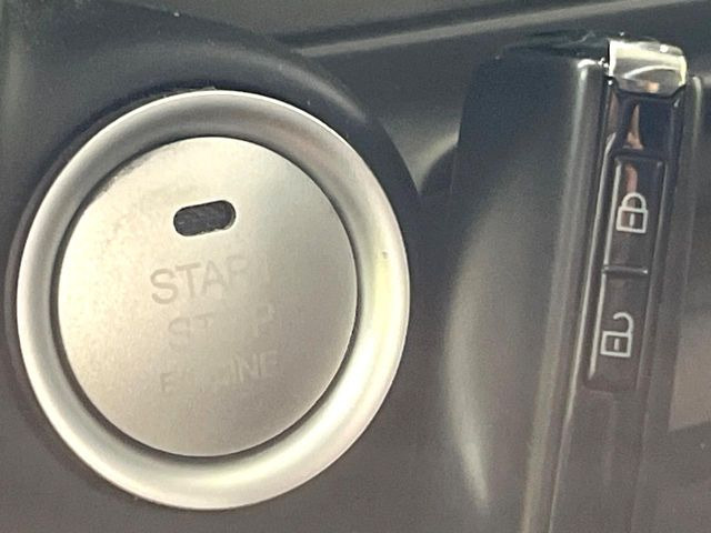 【アドバンストキー】カバンやポケットに入れたままでもドアの施錠・解錠が可能なスマートキーを装備。エンジンのオン・オフ時もカギを取り出す必要が無いからとっても便利です♪