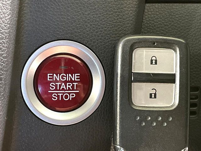 �yHonda�X�}�[�g�L�[�z�J�o����|�P�b�g�ɓ��ꂽ�܂܂ł��h�A�̎{���E�������\�ȃX�}�[�g�L�[�𑕔��B�G���W���̃I���E�I�t�����J�M�����o���K�v����������Ƃ��Ă��֗��ł���