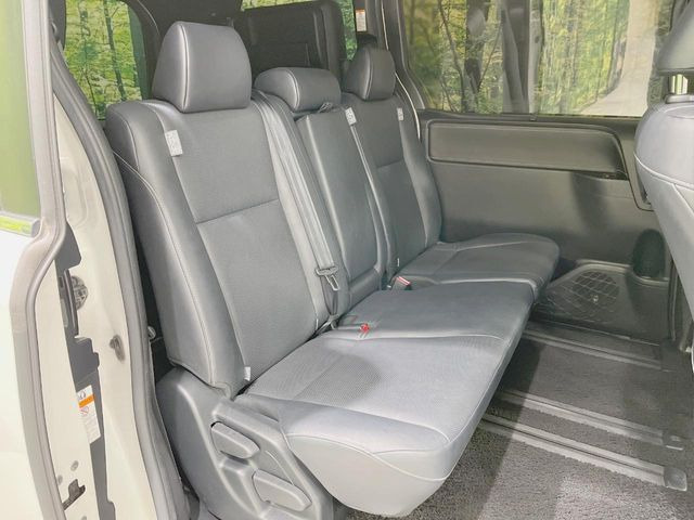 広々とした2列目シートは居住性が高く、居心地も快適!友達や家族とのお出かけにぴったりです。ベビーシートやチャイルドシート使用時も快適にお過ごしいただける十分な空間を確保しています。