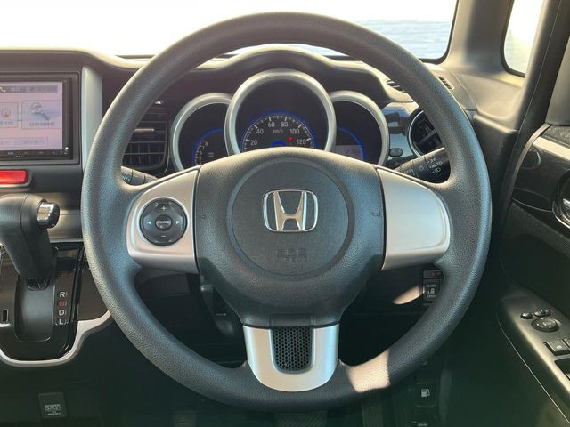 �C���e���A�ɍ��킹���f�U�C���̃X�e�A�����O�́A�^�]�������̂��Ƃ��l���A�^�]���₷���`��A�傫���ł��B�����x�A���ۂɐG���Ă��m���߂��������B