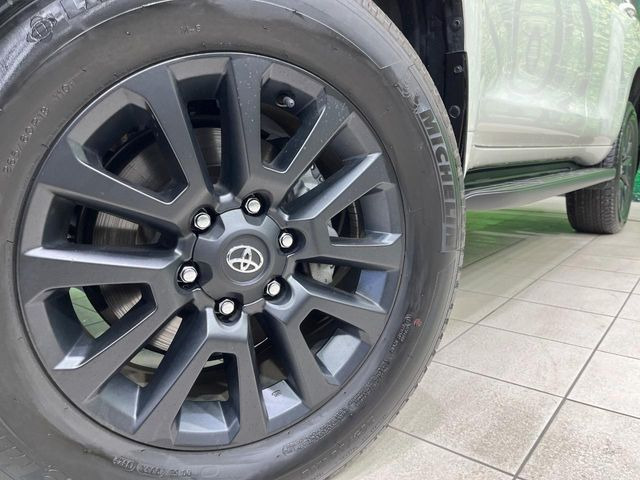 【グレード専用純正18インチアルミホイール】デザイン性の高い純正アルミホイールを装着しております。各種社外アルミホイールや、スタッドレスタイヤも取扱いしております。是非ご相談ください♪