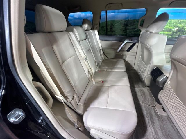 後部座席も気になるようなキズ・汚れやへたり等、大きなダメージはなく、良好な状態です。