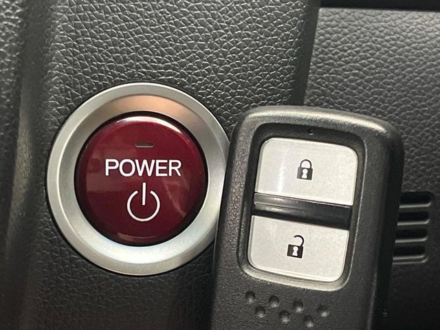 �yHonda�X�}�[�g�L�[�z�J�o����|�P�b�g�ɓ��ꂽ�܂܂ł��h�A�̎{���E�������\�ȃX�}�[�g�L�[�𑕔��B�G���W���̃I���E�I�t�����J�M�����o���K�v����������Ƃ��Ă��֗��ł���