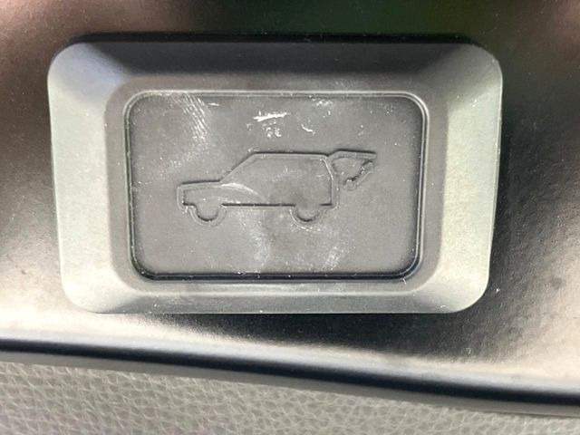 【パワーバックドア】スマートキーや運転席のボタンを押すだけでリアゲートが自動で開閉します!荷物を持っている時や、高い位置にあるバックドアを閉める際に便利な機能です♪