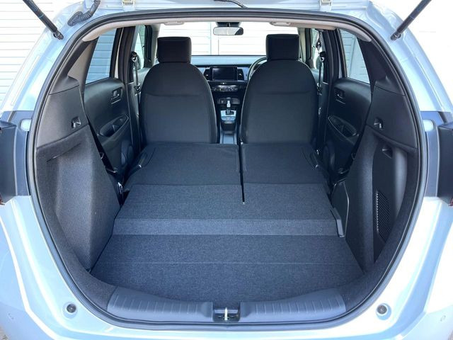 ���i�̂���������ʋ΁A���}���ɏ\���ȉ׎��X�y�[�X���m�ۂ��Ă���܂��B�Z�J���h�V�[�g��|���ƁA�傫�ȉו��̐ύڂ��\�ł���