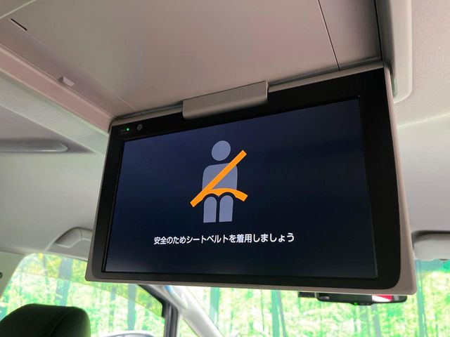 【フリップダウンモニター】大画面モニターで後席でもエンタメをお楽しみいただけます。小さなお子様にも大人気の装備です♪