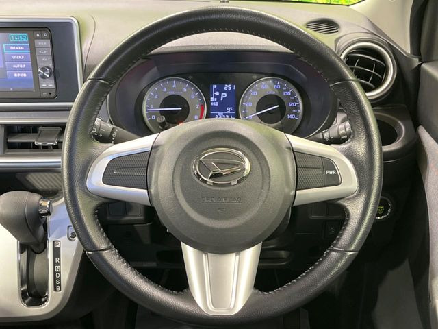 �C���e���A�ɍ��킹���f�U�C���̃X�e�A�����O�́A�^�]�������̂��Ƃ��l���A�^�]���₷���`��A�傫���ł��B�����x�A���ۂɐG���Ă��m���߂��������B