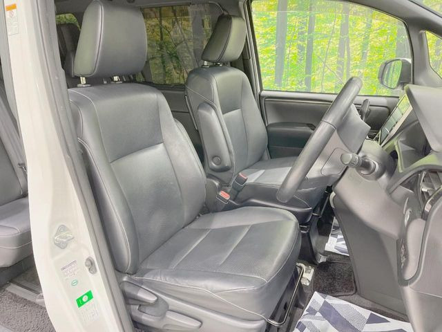 運転席まわりには十分なスペースがあり、大柄な方でもゆったり運転していただける環境です。