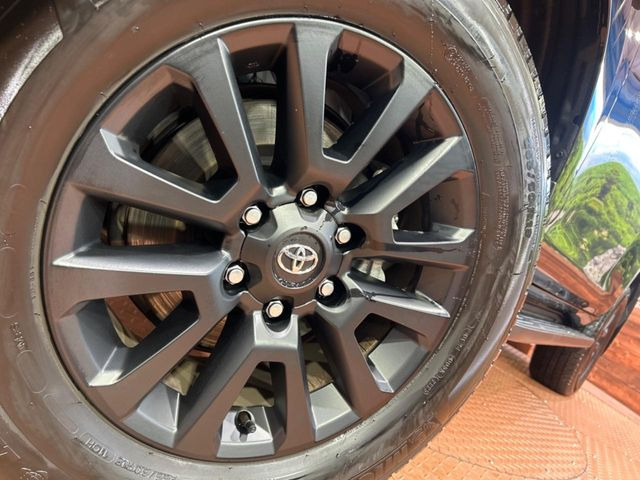 【グレード専用純正18インチアルミホイール】デザイン性の高い純正アルミホイールを装着しております。各種社外アルミホイールや、スタッドレスタイヤも取扱いしております。是非ご相談ください♪