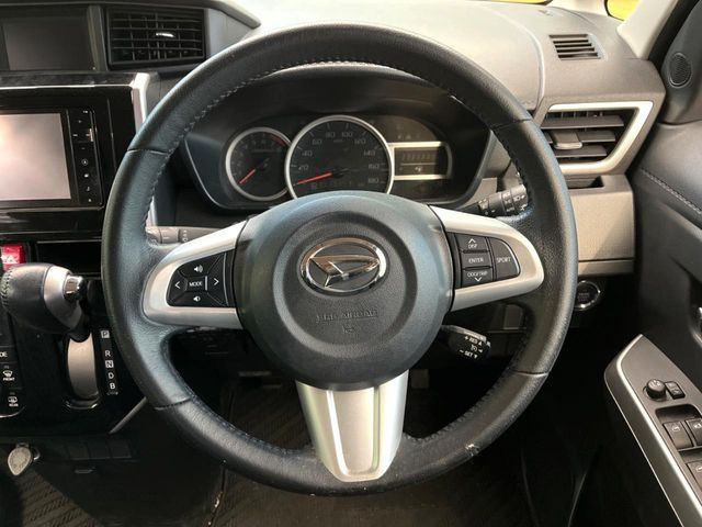 �C���e���A�ɍ��킹���f�U�C���̃X�e�A�����O�́A�^�]�������̂��Ƃ��l���A�^�]���₷���`��A�傫���ł��B�����x�A���ۂɐG���Ă��m���߂��������B