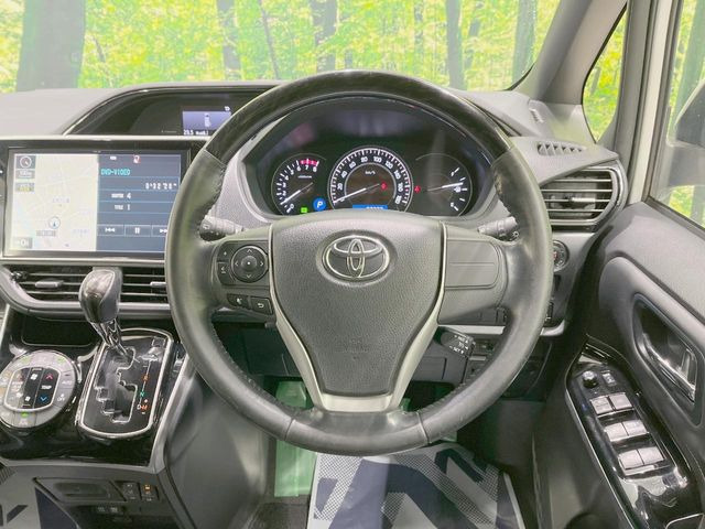 インテリアに合わせたデザインのステアリングは、運転される方のことも考え、運転しやすい形状、大きさです。是非一度、実際に触ってお確かめください。