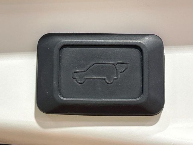 【パワーバックドア】スマートキーや運転席のボタンを押すだけでリアゲートが自動で開閉します!荷物を持っている時や、高い位置にあるバックドアを閉める際に便利な機能です♪