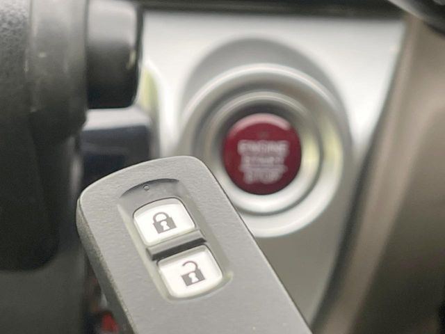 �yHonda�X�}�[�g�L�[�z�J�o����|�P�b�g�ɓ��ꂽ�܂܂ł��h�A�̎{���E�������\�ȃX�}�[�g�L�[�𑕔��B�G���W���̃I���E�I�t�����J�M�����o���K�v����������Ƃ��Ă��֗��ł���