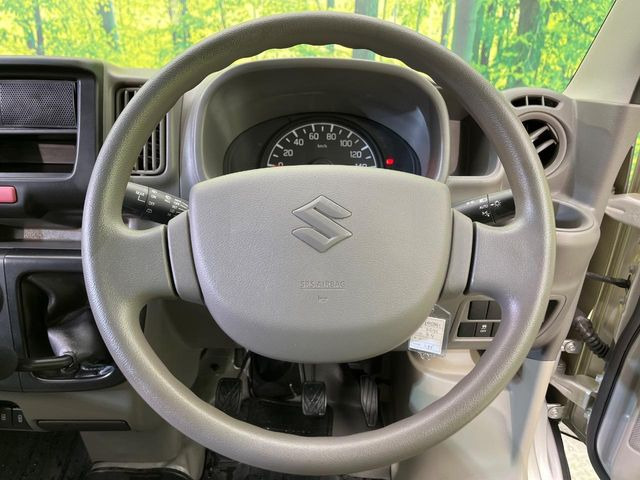 �C���e���A�ɍ��킹���f�U�C���̃X�e�A�����O�́A�^�]�������̂��Ƃ��l���A�^�]���₷���`��A�傫���ł��B�����x�A���ۂɐG���Ă��m���߂��������B