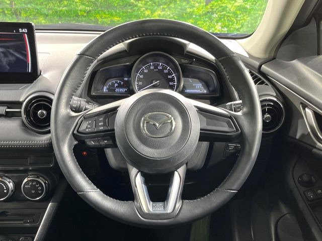 �C���e���A�ɍ��킹���f�U�C���̃X�e�A�����O�́A�^�]�������̂��Ƃ��l���A�^�]���₷���`��A�傫���ł��B�����x�A���ۂɐG���Ă��m���߂��������B