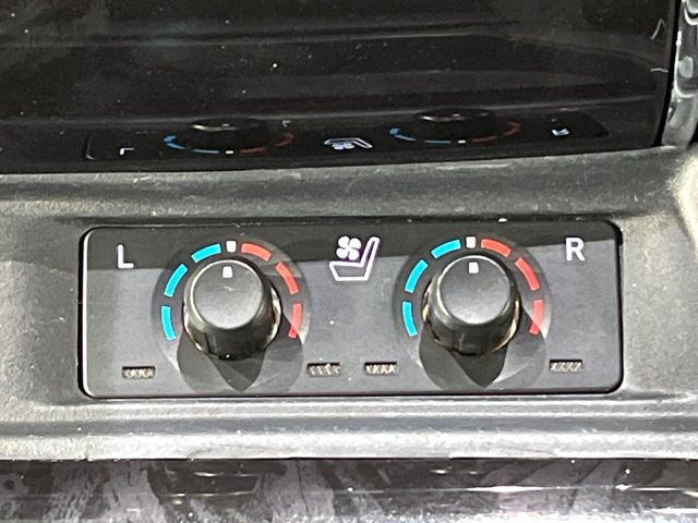 【シートベンチレーション】夏場は涼しい風でお尻や背中の熱やムレを防ぎ、冬はエアコンよりも早く温まってポカポカに!季節を問わず快適に過ごせます。