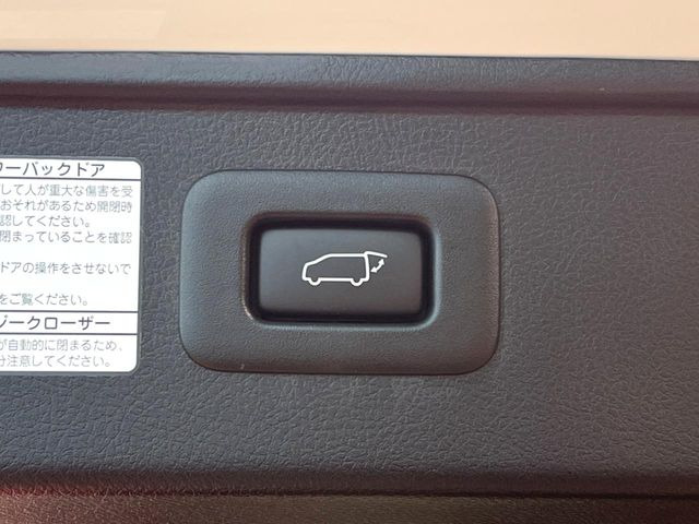 【パワーバックドア】スマートキーや運転席のボタンを押すだけでリアゲートが自動で開閉します!荷物を持っている時や、高い位置にあるバックドアを閉める際に便利な機能です♪