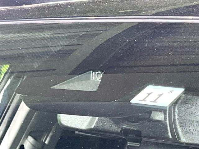 【トヨタセーフティセンス】走行中に前方の車両等を認識し、衝突しそうな時は警報とブレーキで衝突回避と被害軽減をアシスト。より安全にドライブをお楽しみいただけます。